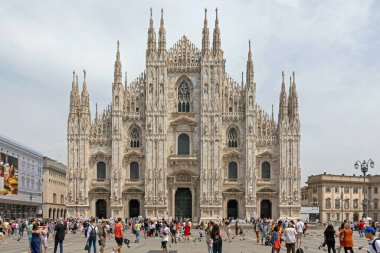 Milan, İtalya - 15 Haziran 2019: Milano 'daki Duomo di Milano Massive Gotik Katedrali önünde kalabalık.