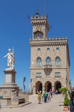 San Marino - 16 Haziran 2019: Tarihi Kamu Sarayı önündeki Özgürlük Meydanı 'nda Yürüyen Turist Güneşli Yaz Günü.