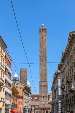 Bologna, İtalya - 16 Haziran 2019: Ortaçağ Yapısı Yaz Gününde Şehir Merkezinde İki Kulenin Turistik Çekimi.