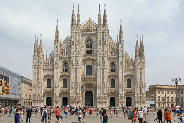 Milão Itália Junho 2019 Multidão Pessoas Frente Catedral Gótica Maciça — Fotografia de Stock
