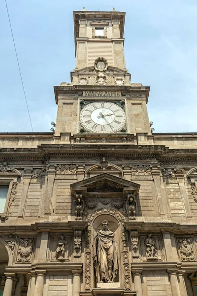 Mediolan Włochy Czerwca 2019 Zabytkowa Wieża Zegarowa Palazzo Affari Palace — Zdjęcie stockowe