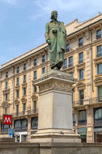意大利米兰 2019年6月15日 意大利讽刺作家朱塞佩 帕里尼纪念碑雕像 位于意大利市中心科杜西奥广场 — 图库照片