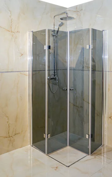 大理石浴室角淋浴房关闭玻璃门 — 图库照片