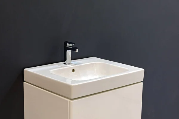 Rechteckige Form Weiße Keramikwaschbecken Dunklen Badezimmer — Stockfoto