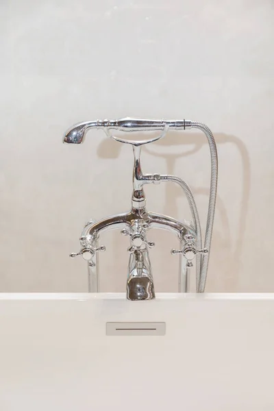 Retro Style Zilveren Kraan Bij Witte Badkuip Home Badkamer — Stockfoto