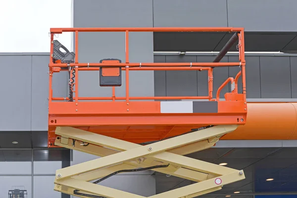 剪子电梯移动式平台空中作业维修 — 图库照片