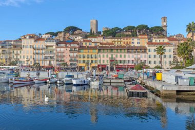 Cannes, Fransa - 1 Şubat 2016: Fransa 'nın Cannes kentindeki Sakin Su Marina Limanı' ndaki Limanlar.