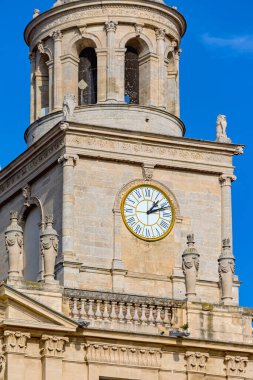 Arles, Fransa - 29 Ocak 2016: Belediye Binasının Tepesinde Kamu Saati Güneşli Kış Günü.