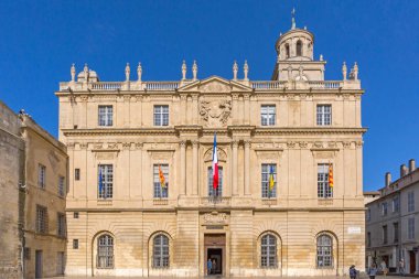 Arles, Fransa - 29 Ocak 2016: Cumhuriyet Meydanı Güneşli Kış Günü Belediye Binası.
