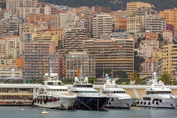 Monaco Februari 2016 Luxe Jachten Aangemeerd Hercule Port Winterdag Residentiële — Stockfoto