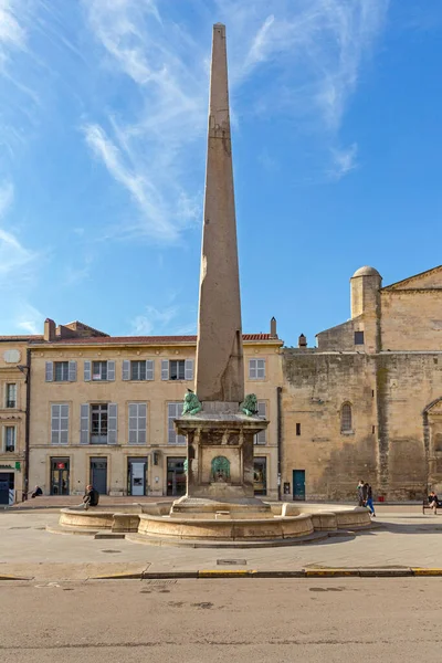 Arles Γαλλία Ιανουαρίου 2016 Ρωμαϊκή Οβελίσκος Ιστορικό Ορόσημο Στην Πλατεία — Φωτογραφία Αρχείου