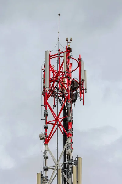 用于Gsm通信和因特网网络的天线桅杆 — 图库照片
