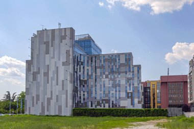 Belgrad, Sırbistan - 19 Haziran 2023: Modern İnşaat Cephesi Falkensteiner Hotel Yeni Belgrad Güneşli Yaz Günü Seyahati.