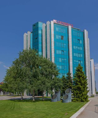Belgrad, Sırbistan - 19 Haziran 2023: Yeni Belgrad Güneşli Yaz Günü 'nde İtalyan Generali Sigorta Şirketi Binası.