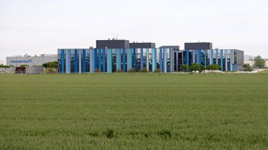 Indjija, Sırbistan - 22 Mayıs 2023: Grundfos Factory ve Host Media Data Centar Modern Binası bilişim parkı yeşil alanı Voyvodina.