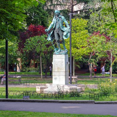 Belgrad, Sırbistan - 28 Mayıs 2023: Dositej Obradoviç Anıtı Güneşli Bahar Günü 'nde Başkent Merkezindeki Akademi Parkı' nda Tarihi Tarihi Eserler.