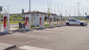 Belgrad, Sırbistan - 06 Mayıs 2023: Ava Park Balkanlar Rotasında Tesla Electric Car için çok sayıda Yeni Hızlı Şarj.