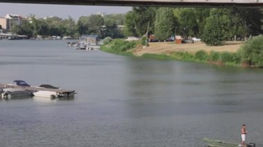 Szeged, Macaristan - 01 Ağustos 2022: Tisza Nehri Sıcak Yaz Sahil Panoraması 'nda Tekneler İçin Yüzen Liman.