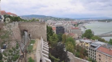 Budapeşte, Macaristan - 31 Temmuz 2022: Tuna Nehri üzerindeki birçok köprü Bulutlu Yaz Günü Panorama Seyahati.