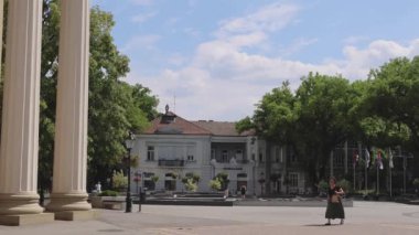 Subotica, Sırbistan - 01 Ağustos 2022: Şehir Panoramasında Özgürlük Cumhuriyeti Meydanı Sıcak Yaz Gününde Çok az kişi.