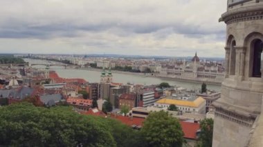 Budapeşte, Macaristan - 31 Temmuz 2022: Tuna Nehri 'nin ortasındaki Margit Sziget Adası Kuzey Manzarası Yaz Panoraması.