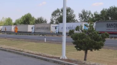 Horgos Roszke, Macaristan - 01 Ağustos 2022: AB Sınır Giriş Panorama Nakliye Sorunlarında Uzun Kargo Kamyonları Kuyruğu. 