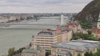 Budapeşte, Macaristan - 31 Temmuz 2022: Tuna Nehri üzerindeki Elizabeth Köprüsü Buda Şehri Bulutlu Hava Günü.