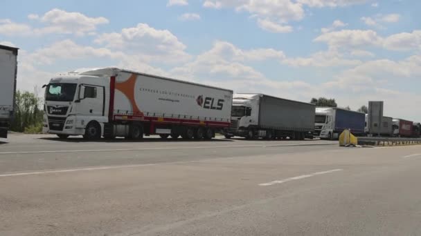 Horgos Roszke Węgry Sierpnia 2022 Długa Kolejka Ciężarówek Transport Towarowy — Wideo stockowe