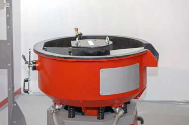 Fabrikada Titreşim Parlatma Makinası Davulu