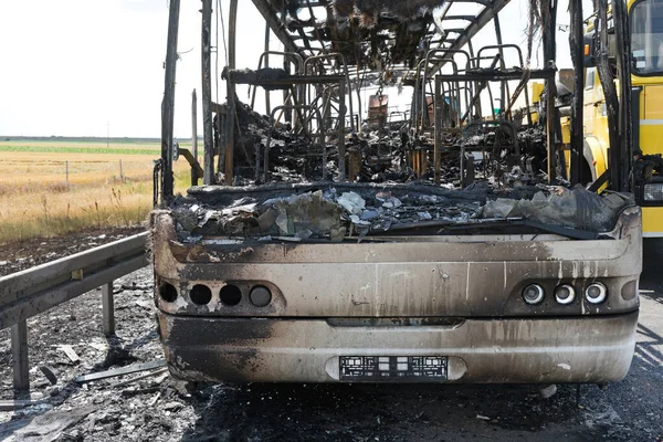 Reisebus Bei Unfall Auf Autobahn Ausgebrannt — Stockfoto
