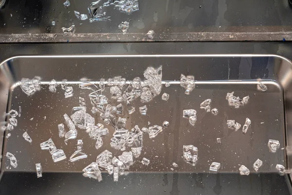 Σπασμένα Κομμάτια Γυαλιού Θραύσματα Στο Πλυντήριο Πιάτων Βλάβη — Φωτογραφία Αρχείου