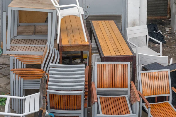 Stapel Von Stühlen Und Tischen Restaurant Außerhalb Lagerung — Stockfoto