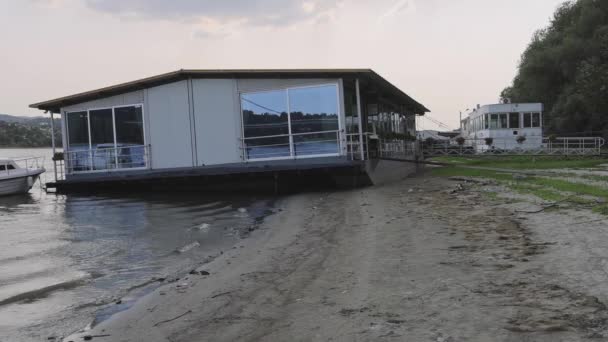 Stranded Ponton Restaurace Low Water Tide River Dunaj Pobřeží — Stock video