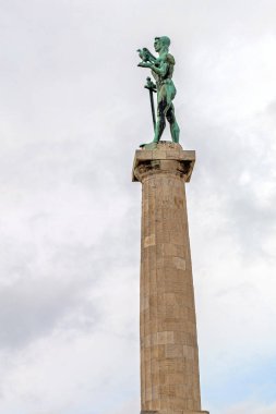 Belgrad, Sırbistan - 12 Aralık 2018: Sırbistan 'daki tarihi Kalemegdan Kalesi' ndeki Sütun Heykeli 'nde Bronz Victor Heykeli.