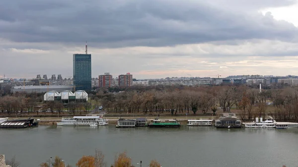 Belgrad Serbia Grudnia 2018 Nowy Belgrad Nad Rzeką Savą Cloudy — Zdjęcie stockowe