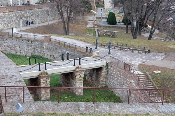 セルビア ベオグラード 2018年12月12日 歩行者用橋が首都カレメグダン要塞の堀の背の高い壁の上冬の日 — ストック写真