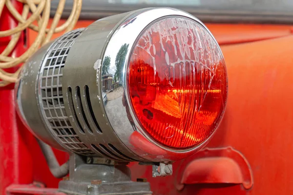 Rode Emergency Flashing Lamp Met Ingebouwde Sirene Hoorn Bij Retro — Stockfoto