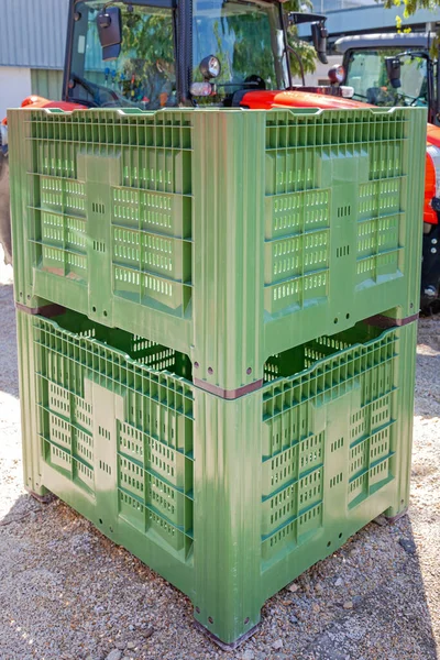 Σωρευμένα Πράσινα Πλαστικά Κουτιά Παλετών Για Φρούτα Και Λαχανικά Farm — Φωτογραφία Αρχείου