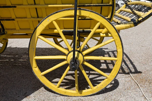 Roda Madeira Amarela Vagão Veículo Transporte Velho — Fotografia de Stock