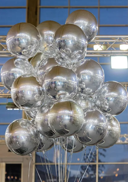 ホール内のヘリウム充填箔シルバーバルーンのクラスター — ストック写真