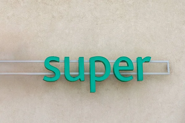 Grön Text Underteckna Super Vid Building Wall — Stockfoto