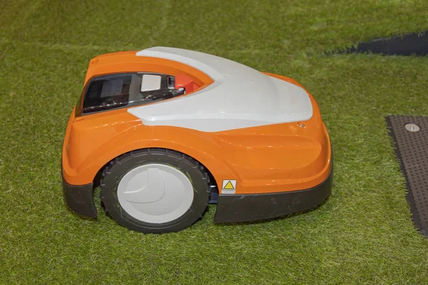 Автоматическая Роботизированная Машина Lawn Mower Smart Garden — стоковое фото