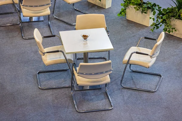 Set Aus Vier Metallstühlen Und Quadratischem Tisch Auf Teppich — Stockfoto