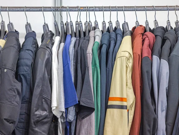 Хлопок Рубашки Капюшоны Кожаные Куртки Висит Рельсовом Человек Мода Одежда — стоковое фото
