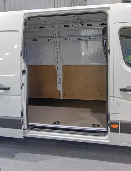 Open Schuifdeur Bij White Delivery Van Transport — Stockfoto