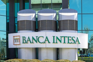 Belgrad, Sırbistan - 13 Mart 2023: İtalyan Banca Intesa Sanpaolo Grup Bankacılık Bürosu Yeni Belgrad 'da.