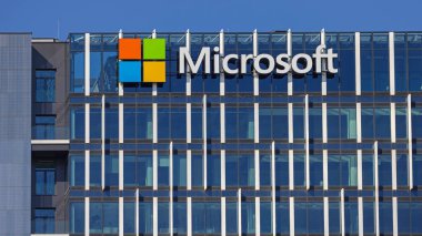 Belgrad, Sırbistan - 3 Temmuz 2023: Amerikan Bilgisayar Yazılım Şirketi Microsoft Office Building Skyscraper Top.
