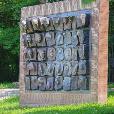 Belgrad, Sırbistan - 10 Haziran 2023: Başkent İlkbahar Gününde Hyde Park 'a Girişte Kültür Kavşağı Heykeli.