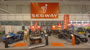 Belgrad, Sırbistan - 22 Mart 2023: Çinli üretici Segway Atv Quad Eğlence Aracı Uluslararası Moto Passion Show Etkinliği.