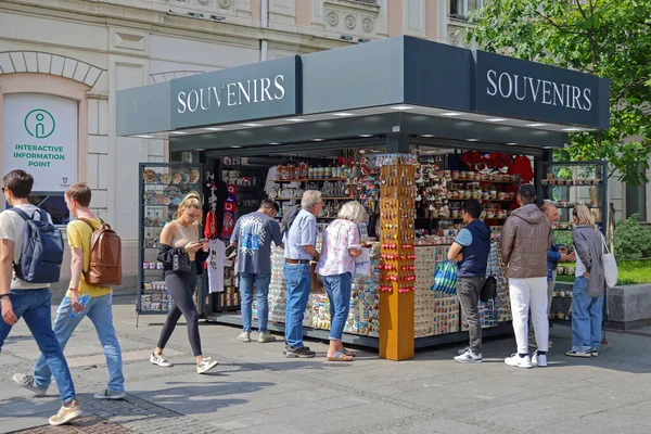 Belgrad Serbia Maja 2023 Turyści Zakupy Upominków Kiosk Knez Mihailova — Zdjęcie stockowe